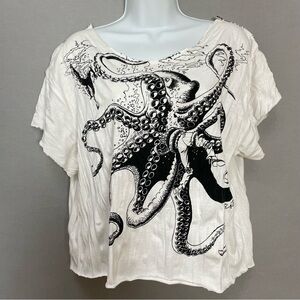 Sure Design T-Shirt Women Octopus Attacking Man Distressed DIY‎ Raw Hem Cropped